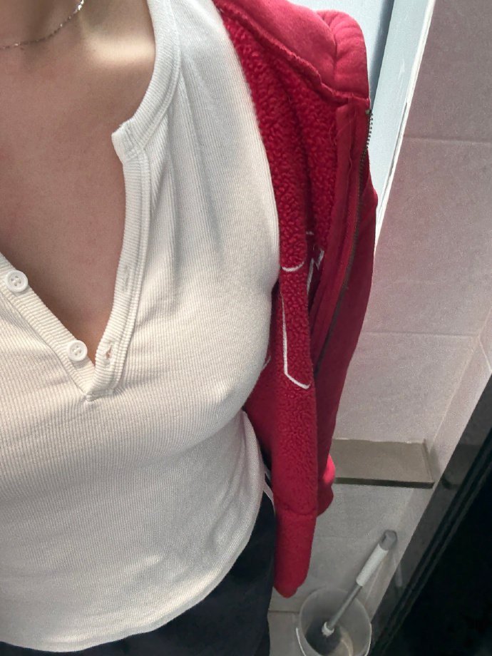 最近胸口起红点点 吃了不该吃的东西 难受了