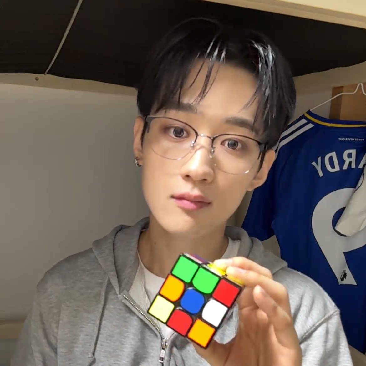 verrerdisee's tweet photo. YONGSEUNG SOLVED A CUBE ON THE SPOT😭 (HE’SO SO HOT) he took 48 seconds and everyone was so amazed but he said “usually I only take 30 secodns, but it’s been long since I’ve practiced so I’m really slow now” …..

his best record was ~25 seconds! https://t.co/eOWp6Ub253