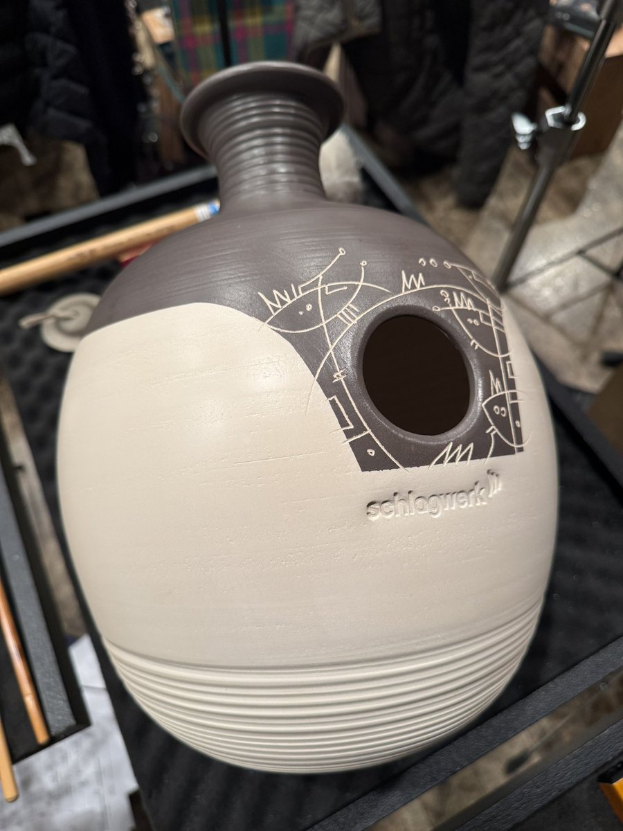 RywaS2's tweet photo. 休憩後1曲目の「ドゥーゥン」みたいな音は『Udu』という楽器でした👏
不思議な雰囲気を醸し出せる面白い楽器！

素敵な曲がたくさんあったなぁ😊余韻！
大学の先輩、久保様の大迫力timpaniの隣で大太鼓周りめちゃめちゃ楽しかったです✨

ありがとうございました！

#幻想水滸伝
#ぐらんどふぃる https://t.co/M0UFeVDH5l