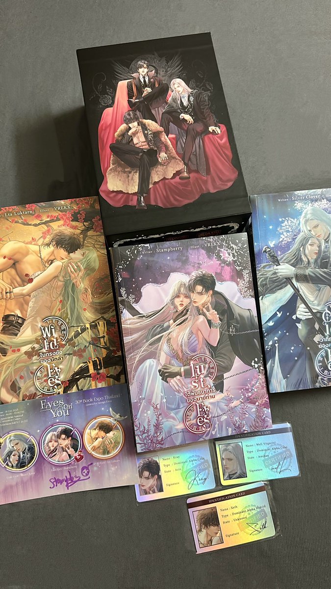 อ่านจบแล้วจึ้งมากพี่ตาลเขียนเก่งมากๆพัฒนาการการเขียนนิยาย/วางพล็อตของพี่ตาลล้ำสุดๆเป็นคนชอบอ่านแนวVerseอยู่แล้วคือทำถึงมากค่ะรอเล่มต่อๆไปอีกนะเป็นกำลังใจให้ไรท์สุดสวยตะเหมอซัพพอร์ตตลอดไปงับท่านเซธหล่อมากยัยชีอันก็เริ่ดอยากได้ภาคต่อเป็นท่านเดรคแล้วรุ่นแฝดเลยค่ะ #ในกรงขังของนักล่า