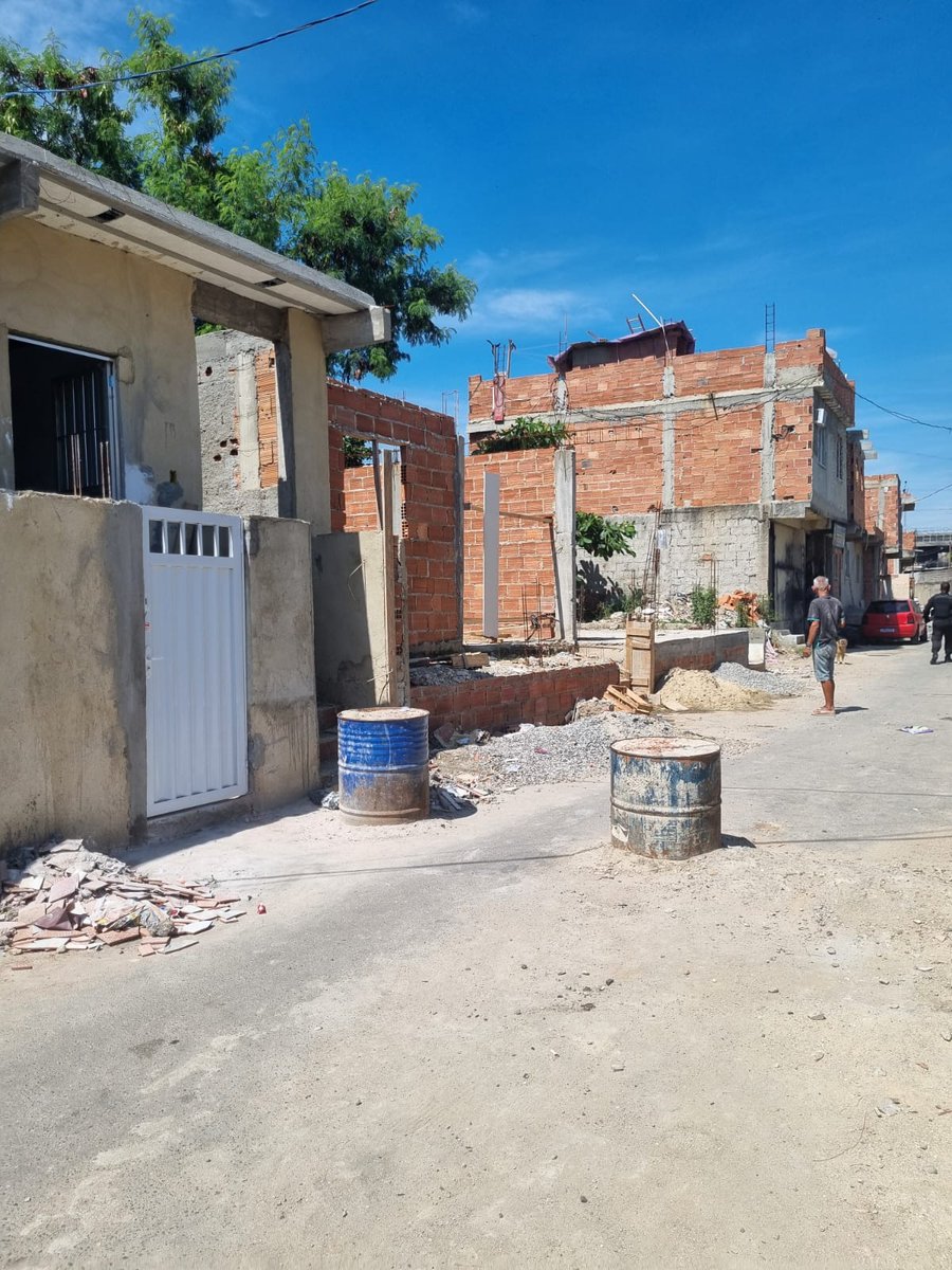 PMERJ's tweet image. BARRICADA ZERO AVANÇANDO NAS COMUNIDADES MANGUINHOS, ARARÁ E MANDELA

Equipes da #CPP atuam na Zona Norte, na manhã desta terça (16). Durante ações de estabilização da região, 03 criminosos foram presos em flagrante, sendo 01 revólver e 02 rádios comunicadores apreendidos.
