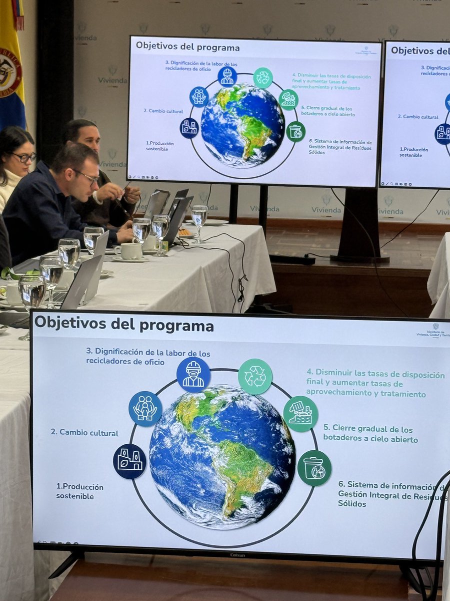 El Decreto 670, que crea el programa ♻️Basura Cero, es el resultado del diálogo permanente a través de más de 70 mesas realizadas. Por eso, la aprobación del Plan de Acción Interinstitucional es un paso muy importante para el desarollo del mismo en los territorios. Es el producto