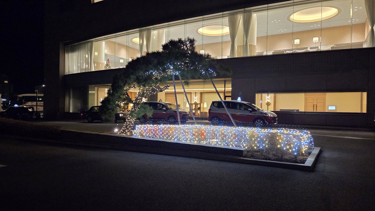 fj925503's tweet photo. 今夜は松江にお泊まり
久々の宍道湖ランです🏃
今年も一畑ホテルさんは綺麗なイルミネーションで華やか🎵
眺めるだけで楽しくなります
荷物を背負ってないとスゴい楽に走れてびっくりでした https://t.co/yPsXXOT1y4
