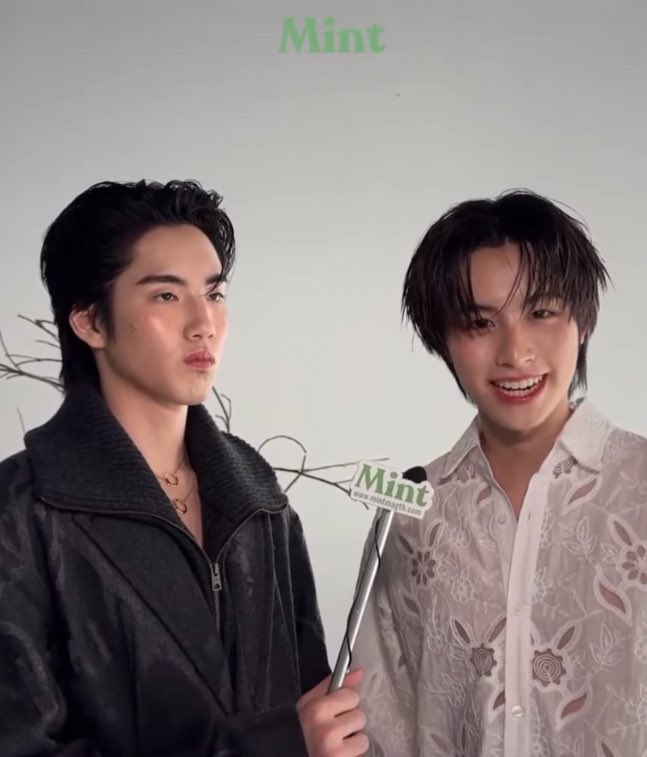 nabeatsleep's tweet image. คนถือไมค์ให้วันนั้น ก็ยังเป็นคนเดียวกับวันนี้ &amp;gt;&amp;lt; 💘

PHUAA THAILAND HEADLINES25 

#AAashirakorn #PHUTATCHAI 
#PersonOfTheYearAwards2025xBUS