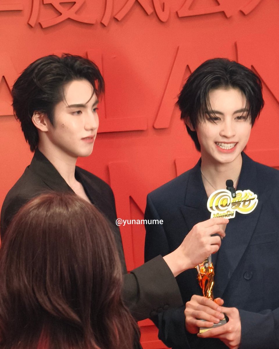 nabeatsleep's tweet image. คนถือไมค์ให้วันนั้น ก็ยังเป็นคนเดียวกับวันนี้ &amp;gt;&amp;lt; 💘

PHUAA THAILAND HEADLINES25 

#AAashirakorn #PHUTATCHAI 
#PersonOfTheYearAwards2025xBUS