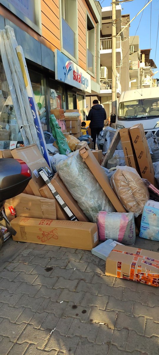 cllcskn35's tweet photo. @SuratKargoTR  İzmir Manavkuyu şubesi kaç gündür kargomuzu alamıyoruz,böyle rezillik görmedim, kimse sorumluluk almıyor. @ticaret @izmirvaliligi https://t.co/amlpgH7Nwt