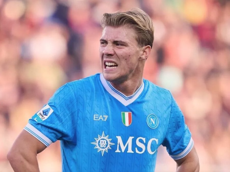 le rapport d'après-match habituels, a analyse la performance ennuyeuse de Rasmus #Hojlund à Udinese. Le journal en particulier, s'est concentré sur l'énorme occasion que le Danois a manqué, ce qui n'a pas permis à Naples d’attraper le nul qq minutes avant la fin du match
Gazzetta