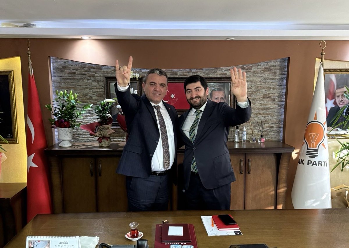 ysankazan's tweet photo. Etimesgut MHP İlçe Başkanımız ve kıymetli yönetim kurulu üyelerinin gerçekleştirmiş oldukları nazik ziyaretlerinden dolayı teşekkür ediyoruz.

Cumhur İttifakı ruhu içerisinde, milli ve manevi değerlerimiz doğrultusunda Etimesgut’umuz için ortaya koydukları samimi destek ve yapıcı yaklaşımları bizleri memnun etmiştir.

Birlik ve beraberlik içinde, ülkemiz ve milletimiz adına yürüttüğümüz bu kutlu yolda kendilerine çalışmalarında başarılar diliyor, iş birliğimizin artarak devam etmesini temenni ediyoruz.