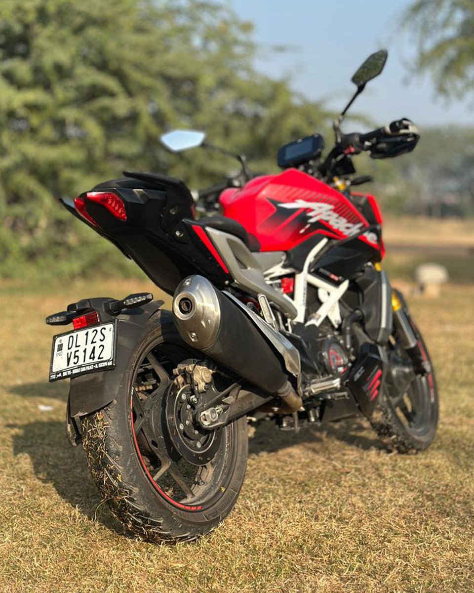 91wheels's tweet image. The TVS Apache RTR 310 features a sharp design, clean detailing and a premium overall finish.
Swipe through the image gallery to take a closer look from every angle.

#TVSApacheRTR310 #ApacheRTR310 #TVSMotor #MotorcycleDesign #BikeGallery #TwoWheelerIndia #91Wheels