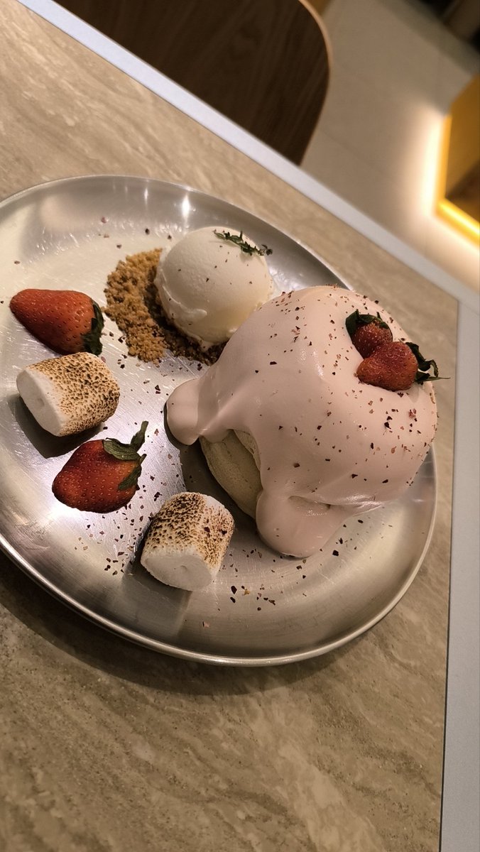 jessmileee's tweet photo. 草莓🍓舒芙蕾 Duang Duang~ 
​📍The Early Bird, Eko Botani 2 https://t.co/wh94xJwM6j