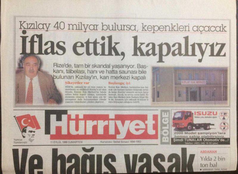 DrTasbas's tweet photo. Çadır.

Kızılay eskiden ihaleye çıkar çadır alırdı. Maliyeti 10 lira olan çadırı 100 liraya alırdı.

Şimdi ise kendi kurduğu çadır şirketi var: Tekstil ve Çadır AŞ. Bu şirketin atölyeleri var, işçileri var, depoları var. Çadırın maliyeti 10 liraysa, Kızılay Derneği buradan 10 liraya çadır alıyor.

Gelen bağışları ve yardımları en iyi değerlendirme yolu bu. Biri on yapmak...

Böylece KIZILAY eskiden aynı bütçeyle 1 çadır alabilecekken, şimdi 10 çadır alabiliyor. Kızılay kendi kurduğu şirketten ucuza aldığı çadırları ÜCRETSİZ DAĞITIYOR.

Tekstil ve Çadır AŞ iflas etmeyip faaliyetine devam edebilmek ve çadır üretebilmek için Kızılay da dahil kim gelirse gelsin çadırı para karşılığı veriyor.

Elbet, Kızılay'ın bir şartnamesi var. Çadırlar o kalitede ve şartlarda olmak zorunda. Ancak o koşulları sağlayan çadırları kabul ediyor.

Tekstil ve Çadır AŞ, yurtdışı başka kuruluşlara da çadır üretimi yapıyor ve onlar farklı şartnameye göre üretiliyor.

Büyük deprem sırasında Kızılay zaten ne kadar çadır varsa alıp ücretsiz dağıtmaya başlıyor.

Ancak yurtdışı bir kurum için üretilmiş az sayıda çadır var Tekstil ve Çadır AŞ deposunda. Şartnameye uymadığı için Kızılay'a uygun değil.

Başka bir dernek gidip bu çadırları Tekstil ve Çadır AŞ'den almak istiyor. Kızılay'dan değil.

Burada yapılan hata, bu az miktarda çadır da Kızılay'a verilebilirdi belki. Başka derneklere aktarılabilirdi Kızılay üzerinden.

Hükümete vurmak isteyenler bu fırsatı kaçırmadı ve "Kızılay vatandaşa çadır satıyor" yalanını servis ettiler.

Bugün hâlâ bu yalan dilden dile dolaşıyor. Bir Allah'ın kulu da çıkıp düzgünce açıklamadı.

Yazıktır.

Aynı şekilde "kan satma" yalanı yayıldı. Kızılay kan bağışı alır. Testlerini yapar, soğuk zincirde saklar. Bu işlemler maliyetlidir. Kan isteyen kurumdan da bu hizmet bedelini alır. Vatandaştan para almaz.

Aşağıdaki haberler 1999'a ait. Kızılay, tüm kurumlar gibi yağmalanmış aciz bir dernekti.

Verilen emekler, kazanılan kurumsallaşma ve sonucunda yönetilemeyen algıyla gelinen nokta çok üzücü.

Algı yüz yılında yaşıyoruz.
Bunu ne zaman idrak edebileceğiz acaba?