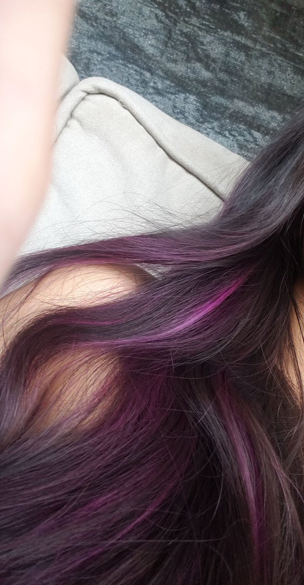 vamp0ds's tweet photo. @littlebigbun I didn’t even see that the lighting made my hair look like it had blue in it. Idk how it did that but my hair actually has purple highlights tho!! But maybe it had that shine cause when I took those photos I was prepping to dye my highlights purple again! https://t.co/cfRn9WFQ8W