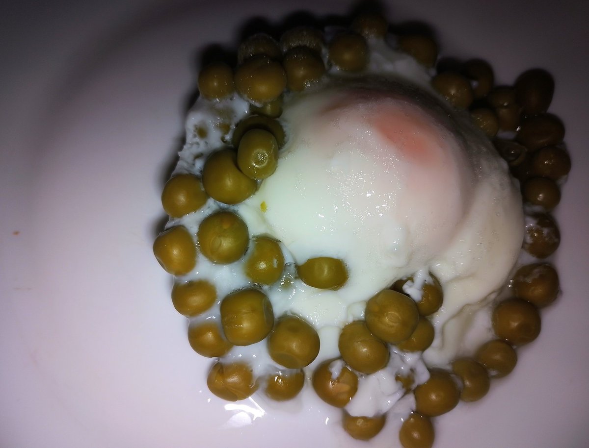 ¿Para qué cocer simplemente un huevo (sin cáscara, en microondas), si lo puedes hacer junto con unos guisantes, para que se integren en la clara?