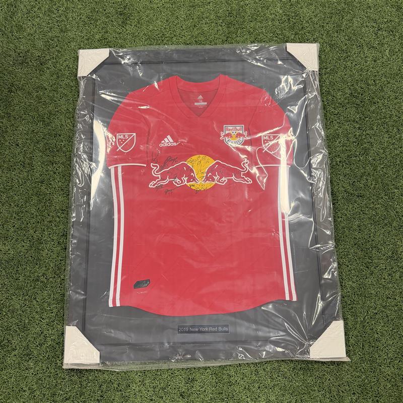 RBNYHelp's tweet image. 🎁12 Days of M+🎁 

Day 12:
- Framed 2019 Team Signed Jersey (Auction)
- Desk Organizer
- Black Adidas Tote
- Logo Cap

Link: newyorkredbullsmembers.com/login