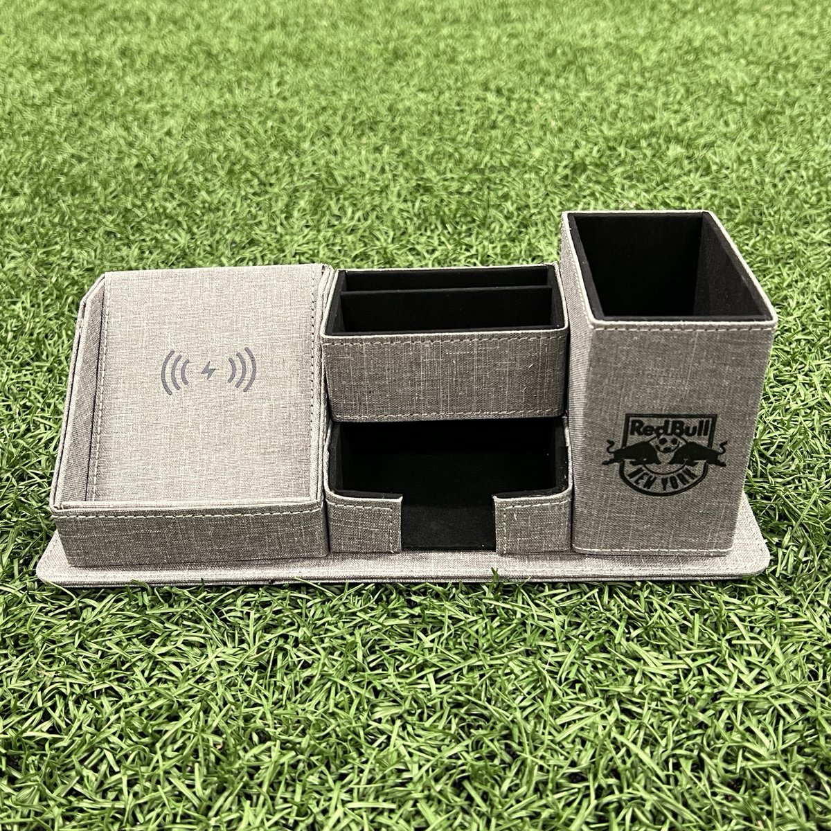 RBNYHelp's tweet image. 🎁12 Days of M+🎁 

Day 12:
- Framed 2019 Team Signed Jersey (Auction)
- Desk Organizer
- Black Adidas Tote
- Logo Cap

Link: newyorkredbullsmembers.com/login