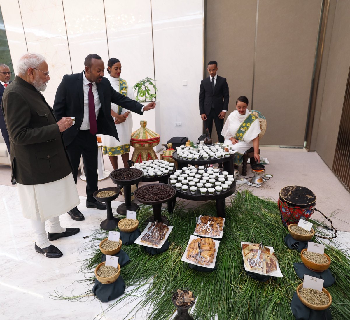 በአዲስ አበባ አየር ማረፊያ ከጠቅላይ ሚኒስትር አብይ አህመድ አሊ ጋር በባህላዊ የቡና ስነ-ስርዓት ላይ ታድመናል። ስነ-ስርዓቱ የኢትዮጵያን ዘርፈ ብዙ ቅርስ በሚያምር ሁኔታ ያሳያል።

<a href="/AbiyAhmedAli/">Abiy Ahmed Ali 🇪🇹</a>