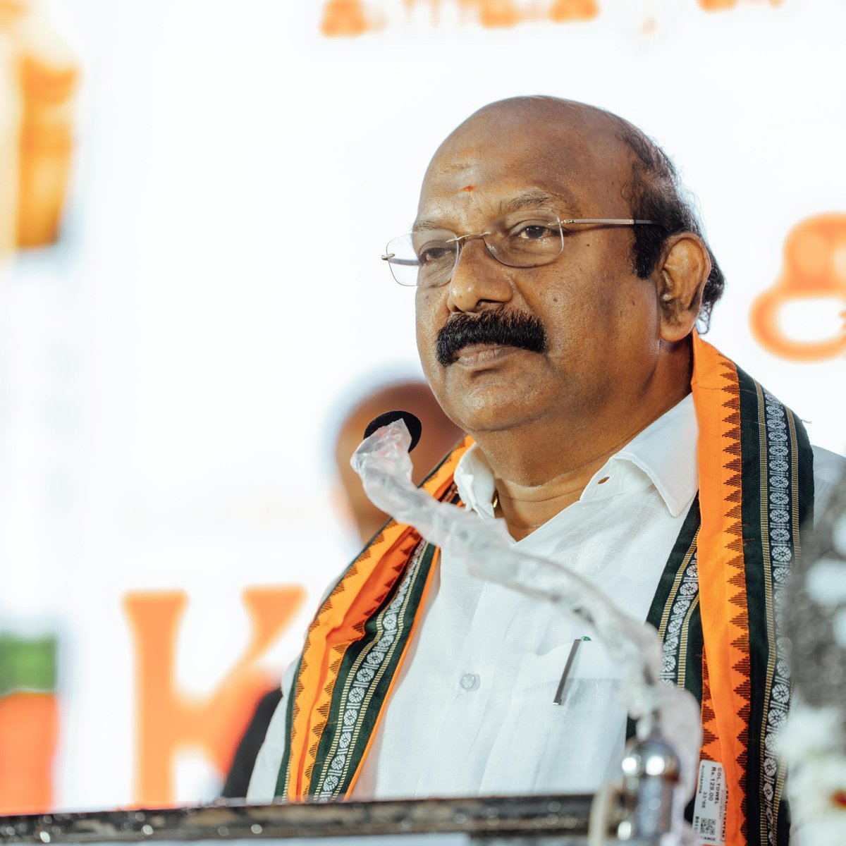 annamalai_k's tweet photo. இன்று மாலை புதுச்சேரியில், திருப்பரங்குன்றம் தீபத் தூணில் தீபம் ஏற்றக் கோரியும், மாண்புமிகு சென்னை உயர்நீதிமன்ற தீர்ப்புக்கு எதிராகவும், பொதுமக்களிடையே பிரிவினையைத் தூண்டும் விதமாகவும் செயல்பட்டு வரும் திமுக அரசைக் கண்டித்தும், இந்து முன்னணி சார்பாக, திருமங்கலம் ஸ்ரீ சிதம்பரேஸ்வரர் திருமடம், ஸ்ரீலஸ்ரீ கணேச தேசிக சாமிகள் அவர்கள் முன்னிலையில் நடைபெற்ற தீபப் போராட்டத்தில் கலந்து கொண்டேன். 

திருப்பரங்குன்றம் மலையில், தர்கா அமைந்திருக்கும் இடம், படிக்கட்டு மற்றும் நெல்லித்தோப்பு பகுதி தவிர, மலை முழுவதும் முருகனுக்குச் சொந்தம், திருப்பரங்குன்றம் கோவிலுக்குச் சொந்தம் என்று, 1920 ஆம் ஆண்டு, ஆங்கிலேயர் காலத்திலேயே தீர்ப்பு கொடுக்கப்பட்டு, வெவ்வேறு காலகட்டத்தில் அந்தத் தீர்ப்பு உறுதி செய்யப்பட்டுள்ளது. திருப்பரங்குன்றம் தீபத்தூண் அமைந்திருக்கும் பகுதி, கோவிலுக்குச் சொந்தமானது. இந்த நிலையில், தீபத்தூணில் தீபம் ஏற்ற வேண்டும் என்று மாண்புமிகு சென்னை உயர்நீதிமன்ற மதுரை அமர்வு கடந்த டிசம்பர் 1, 2025 அன்று தீர்ப்பளித்தது.

உயர்நீதிமன்றத் தீர்ப்பை எதிர்த்து, தர்கா சார்பாக யாரும் வழக்கு தொடரவில்லை. ஆனால், ஆலய வழிபாட்டு முறைகளை உறுதி செய்ய வேண்டிய தமிழக இந்து சமய அறநிலையத்துறை, தீர்ப்புக்கு எதிராக மேல்முறையீடு செய்கிறது. அது மட்டுமின்றி, தீர்ப்பு வழங்கிய மாண்புமிகு சென்னை உயர்நீதிமன்ற நீதியரசர் திரு. G.R.சுவாமிநாதன் அவர்களை பதவி நீக்கம் செய்ய வேண்டும் என்று, புதுச்சேரி பாராளுமன்ற உறுப்பினர் திரு. வைத்தியலிங்கம் உட்பட, 100 இந்தி கூட்டணி பாராளுமன்ற உறுப்பினர்கள் பாராளுமன்றத்தில் மனு கொடுத்திருக்கிறார்கள். இவர்களது உண்மையான நோக்கம் இந்து மத எதிர்ப்பு மட்டுமே. (1/2)