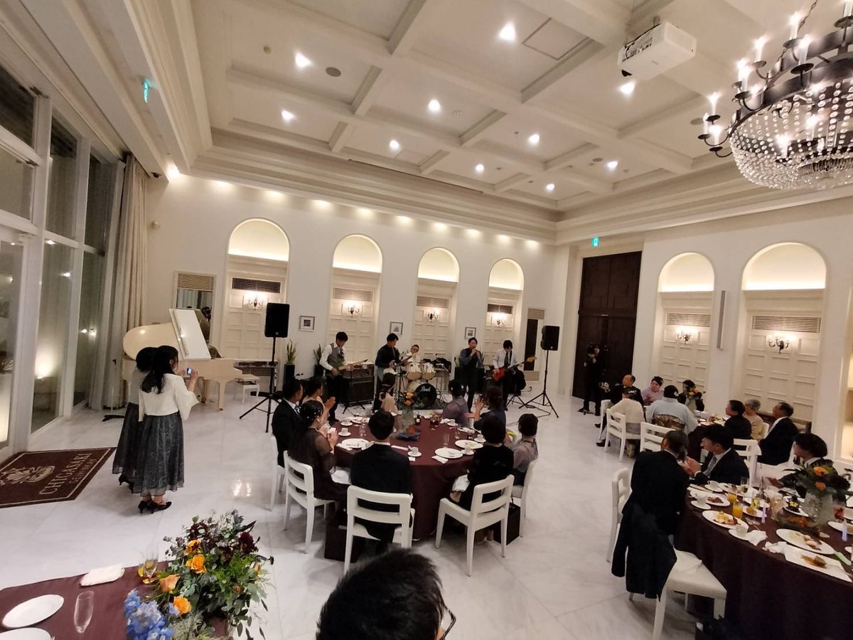 1日遅れたけど、昨日で結婚式やって1年経ったの早すぎ笑
写真見返すと1生忘れられない1日だったな〜って再確認した！
みんな改めてありがとう😭