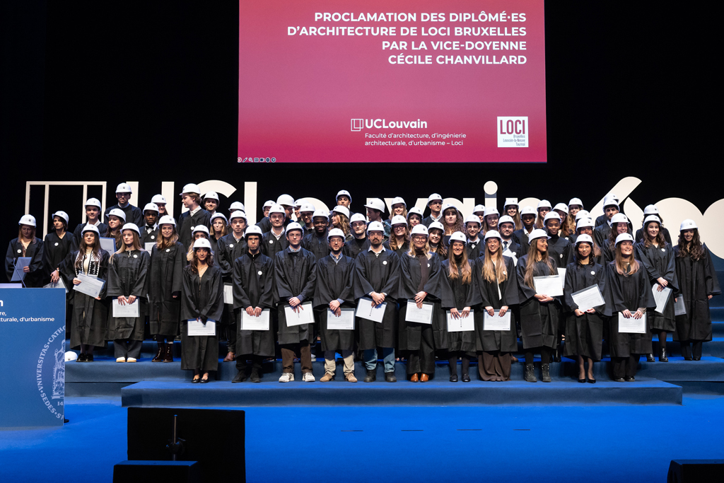 InfoLoci's tweet photo. Le 6 décembre, les 162 diplômé·es architectes, ingénieur·es architectes  et urbanistes, de la promotion 2025 de notre faculté LOCI, ont été proclamé·es à l'Aula Magna de  Louvain-la-Neuve. 

Toutes les photos de l'événement https://t.co/qytVaj2cId https://t.co/CUlQas5nhP