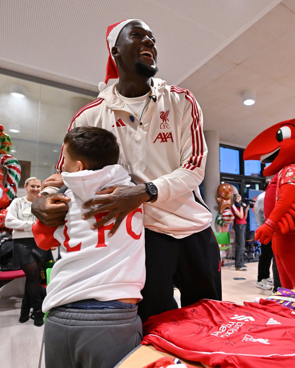 LFCAZE's tweet photo. ❤️ Liverpool hər il olduğu kimi Milad ənənəsini davam etdirərək Alder Hey Uşaq Xəstəxanasını ziyarət edib. Futbolçular burada xəstələr və onların ailələri ilə görüşüb, xatirə şəkilləri çəkdirib və hədiyyələr paylayıblar.
#lfcaze https://t.co/XAI6roWkRB