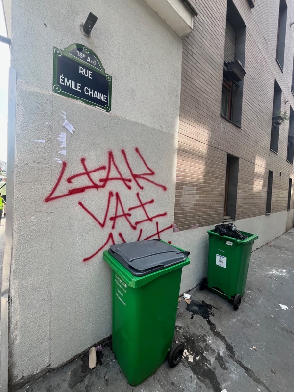 audmr's tweet image. Plus de 500 tags répertoriés contre "liak". 
30 signalements depuis 1 mois.

Aucune réaction des candidats à la mairie de Paris.
Personne ne parle jamais du fléau que représente le tag.

Pourquoi @datirachida @egregoire @chikirouparis @David_Belliard @pybournazel ?!