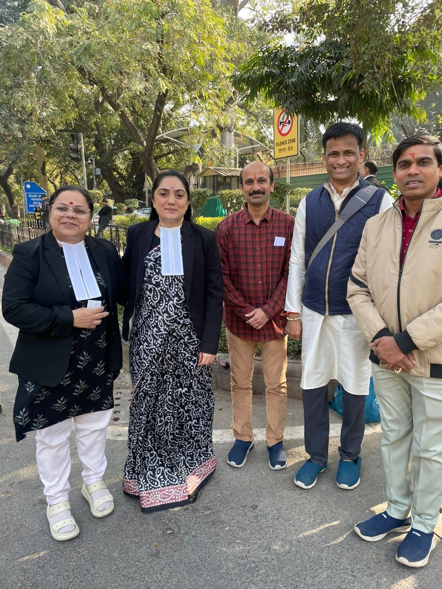 It was a pleasure meeting the phenomenal Hindutva stalwart Nupur Sharma Ji (<a href="/NupurSharmaBJP/">Nupur Sharma</a>), Ranragini and Sherni, at the Delhi High Court today, in the presence of the editorial team of <a href="/SanatanPrabhat/">Sanatan Prabhat</a>. 

When I introduced myself as Amita Sachdeva, Advocate-on-Record in the