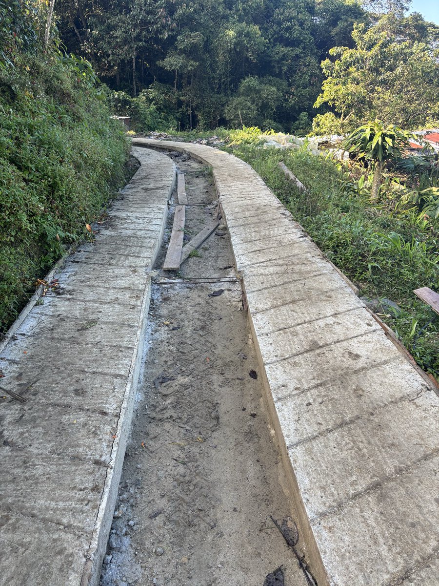 Está placa huella que se construye en la vereda Vista Nieves, corregimiento de Minca,  es un ejemplo entre muchos de cómo el alcalde <a href="/CarlosPinedoC/">Carlos Pinedo Cuello</a> está cerrando brechas con obras reales que realmente transforman vidas. La misma es parte del programa de Obras Barriales y como