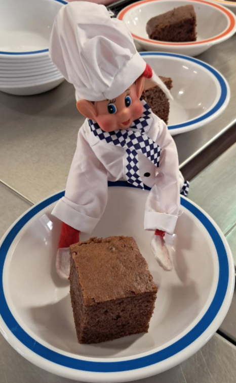 BirstallAcad13's tweet image. Staff &amp;amp; chn enjoyed their Xmas dinner with all the trimmings. We drew the raffle (20 lucky winners), picked big bear’s name from the randomiser &amp;amp; the cheeky elf joined dinner duty! He worked hard, so we treated him to a pudding –  even elves need a boost at this time of the year!