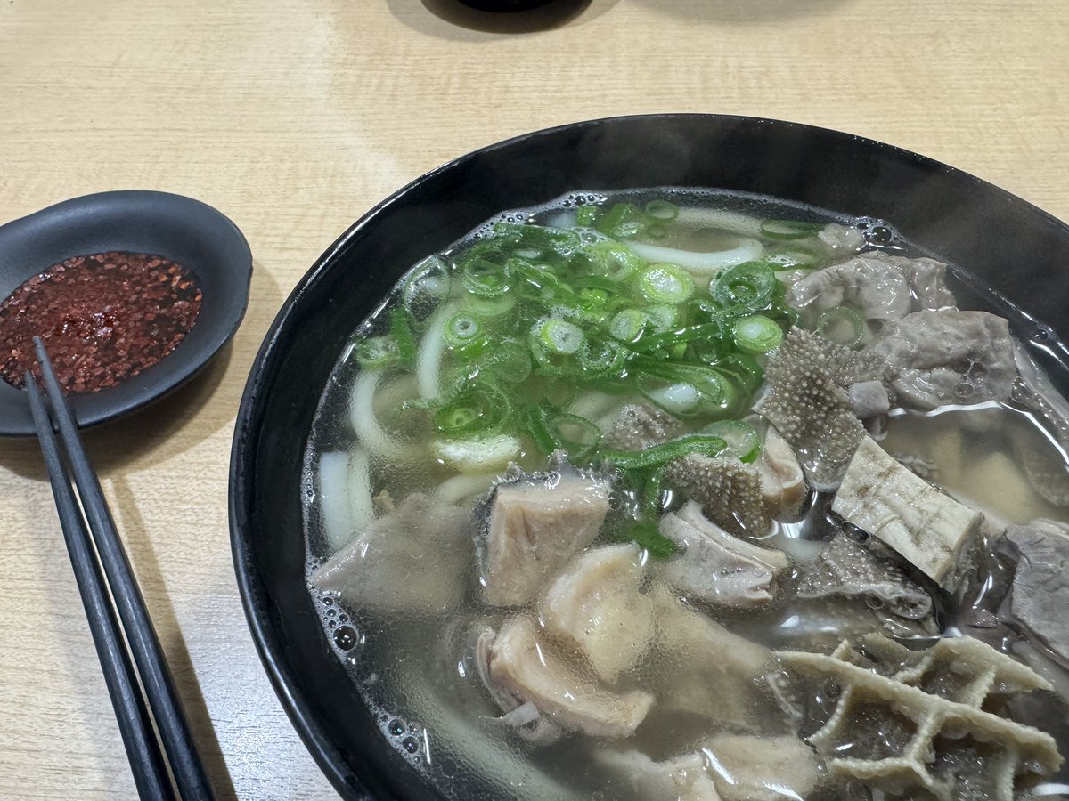 今年ハマったお店で食べ納め🙏☺️
程よい昭和の空気感が堪らんのです。
寒いとより暖かいお出汁が染みわたり最高でした❗️