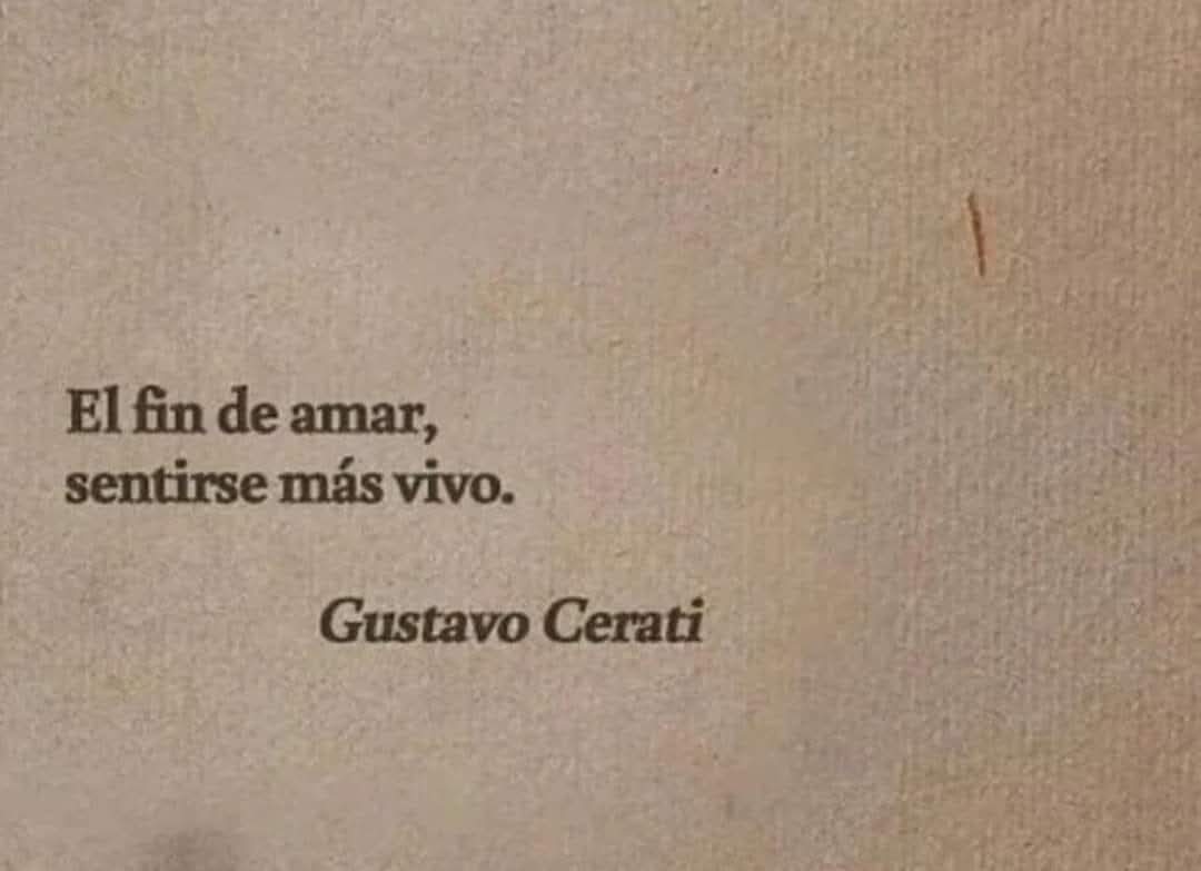 “Vivo” es una de esas canciones donde Cerati deja el alma al descubierto. Una reflexión íntima sobre el amor, la conexión y ese instante en el que mirar a alguien basta para sentirse plenamente vivo. Letras poéticas, imágenes profundas y una sensibilidad que atraviesa la piel.