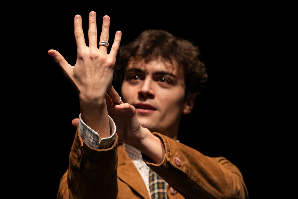 Da questa sera va in scena 𝙋𝙚𝙧 𝙨𝙚𝙢𝙥𝙧𝙚 con 𝗔𝗹𝗲𝘀𝘀𝗮𝗻𝗱𝗿𝗼 𝗕𝗮𝗻𝗱𝗶𝗻𝗶 che da voce e corpo alla struggente e misteriosa storia d’amore tra 𝗚𝗶𝗼𝘃𝗮𝗻𝗻𝗶 𝗧𝗲𝘀𝘁𝗼𝗿𝗶 e il mercante d’arte e gallerista francese 𝗔𝗹𝗮𝗶𝗻 𝗧𝗼𝘂𝗯𝗮𝘀 ➝linktr.ee/centroteatrale…