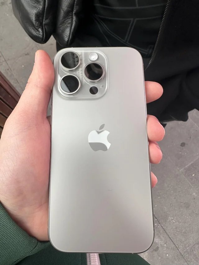 xynifyy's tweet image. iPhones are so nice without the case