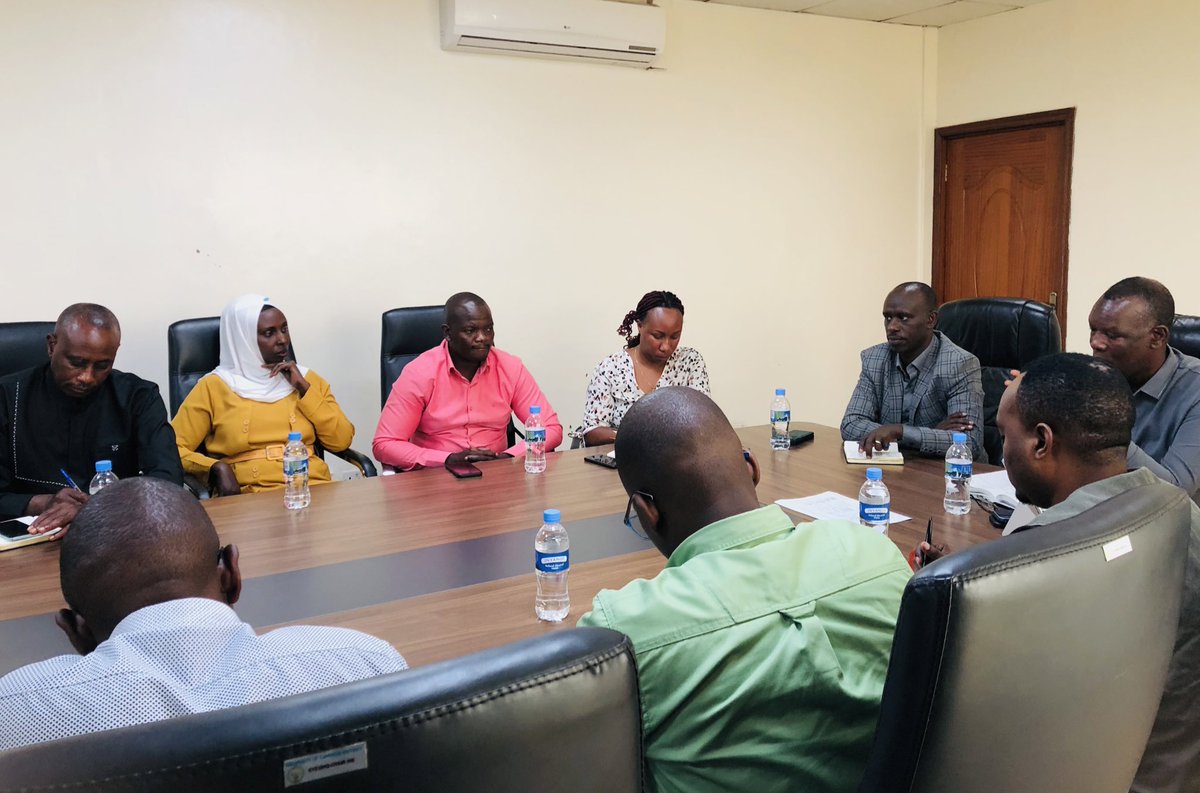 KayonzaDistrict's tweet photo. Umuyobozi w’Akarere w’Agateganyo Hategekimana Fred, ari kumwe na Muzuka Eugene uhagarariye #SPIU_RAB, yayoboye inama yahuje abakozi b’umushinga #KIIWP n’abafatanyabikorwa bawo, baganira ku myiteguro y’icyanya cy’imbuto gishya kigiye gutangizwa mu Mirenge ya Kabare na Rwinkwavu. https://t.co/A0cjEOOjds