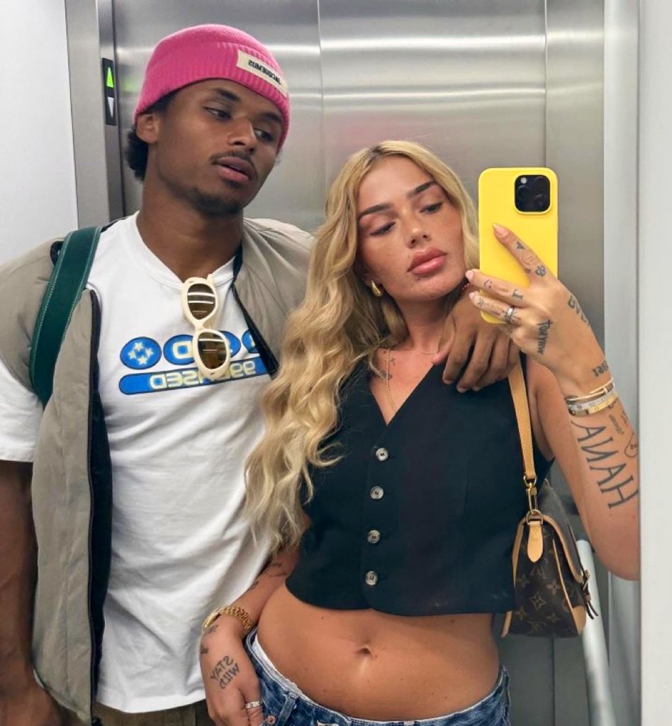 🚨 Karim Adeyemi ap panse kite Borussia Dortmund. 🟡⚫️
Sous yo di gen rezon pèsonèl ladan l, paske mennaj li prefere viv nan yon gwo vil ewopeyen. 🇪🇺
🗞️ <a href="/BILD/">BILD</a>