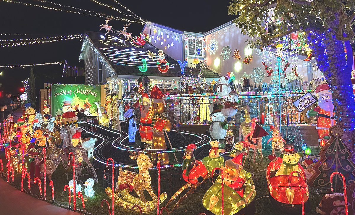 MVBuzz92692's tweet photo. Clark Griswold would be jealous of the holiday display at this Mission Viejo home - https://t.co/5yLcspMu6j #missionviejolife #holidaylights #christmaslights #holidayseason #christmas #christmasvibes https://t.co/43VgCi5izd