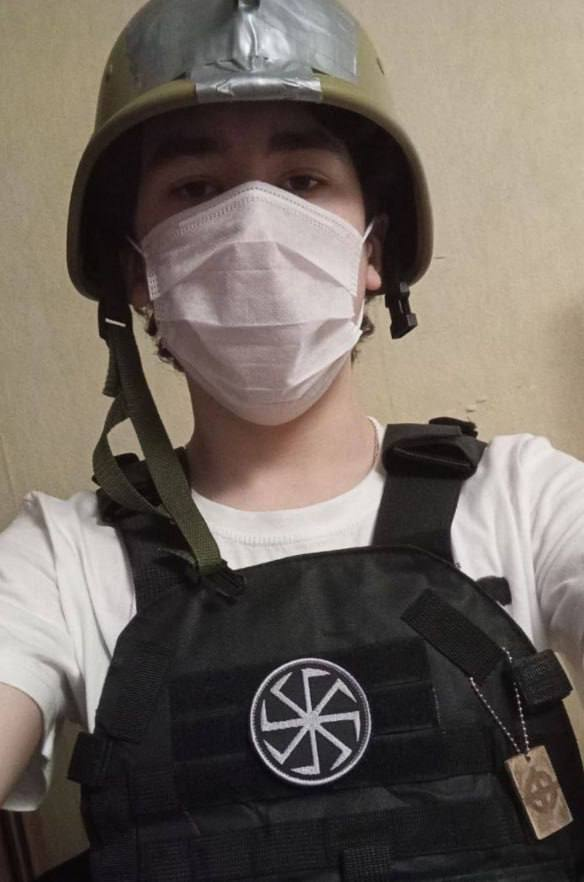 Подросток-убийца из подмосковного поселка Горки-2 Одинцовского городского округа
- из «Ру́сич» — боевого отряда русских неонацистов.
...эмблема на бронике ⬇️⬇️