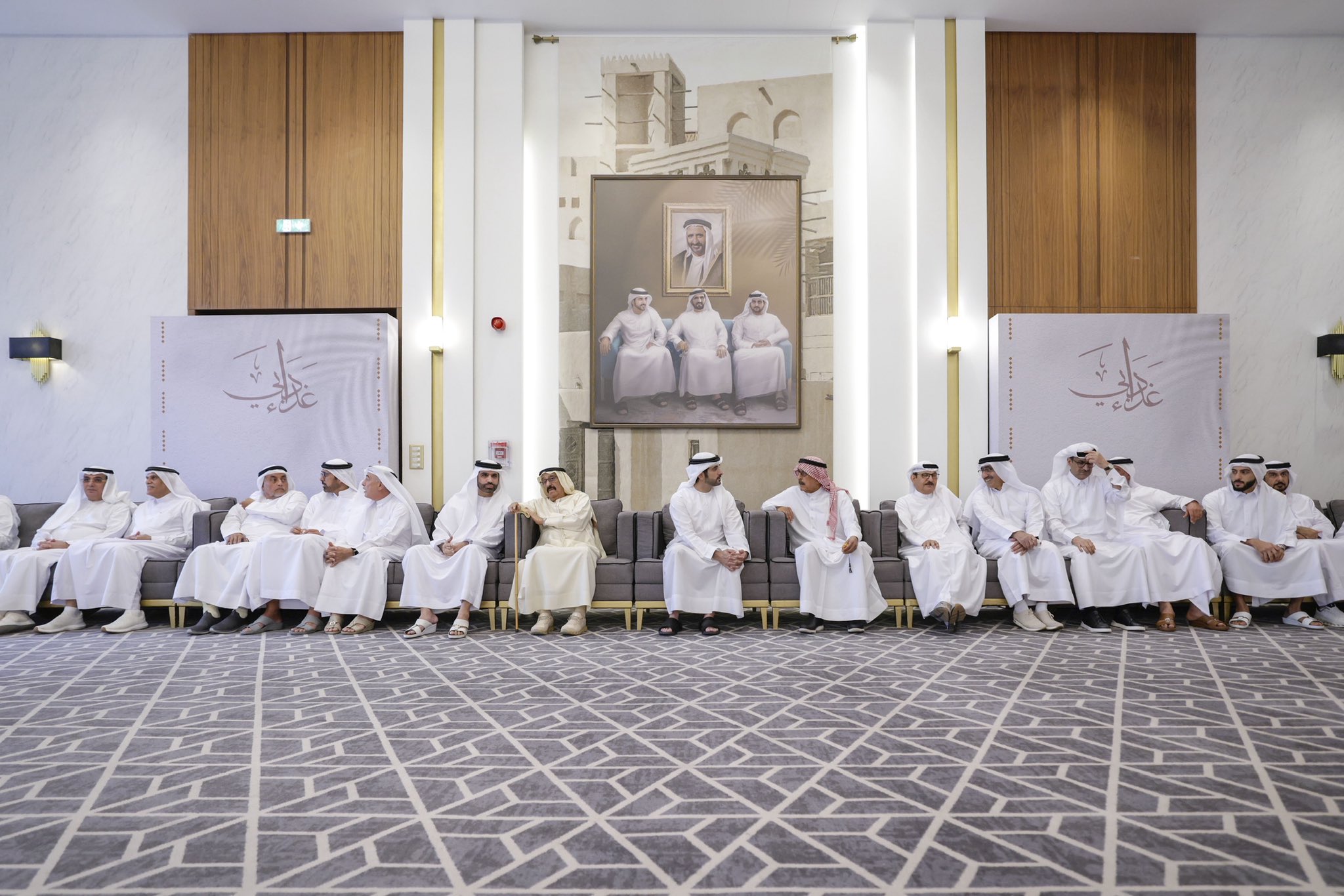 حمدان بن محمد: شهدت اليوم "غداء دبي" بدعوة من الوالد محمد جمعة النابودة.. والتقيت بأكثر من 200 من أهالي ديرة في مجلس الخوانيج في دبي.. مجالسنا كانت ولا تزال المدرسة الأولى لقيمنا.. والميدان الأصيل الذي يجمع أهلنا على المحبة والتراحم. هذه اللقاءات تجسد قوة نسيج مجتمعنا، وتؤكد أن روح الجوار والضيافة ستبقى هويتنا مهما تغيّر الزمن. دبي وطن يكبر بأهله، وقوته تكمن في تماسك مجتمعه #مركز_الاتحاد_للأخبار 