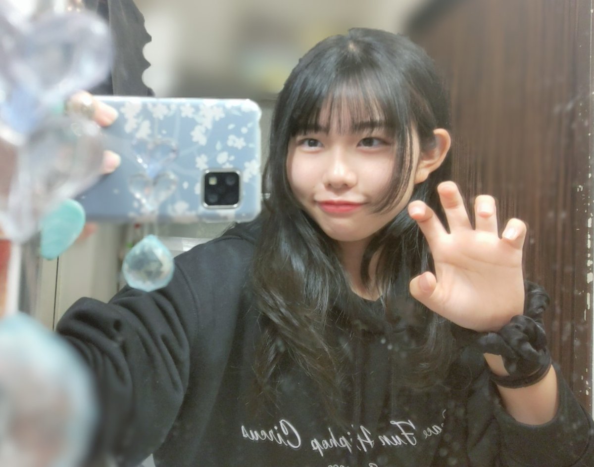 巻き髪の練習〜
服が黒だからちょっと分かりづらいかも、笑
#中1 #巻き髪