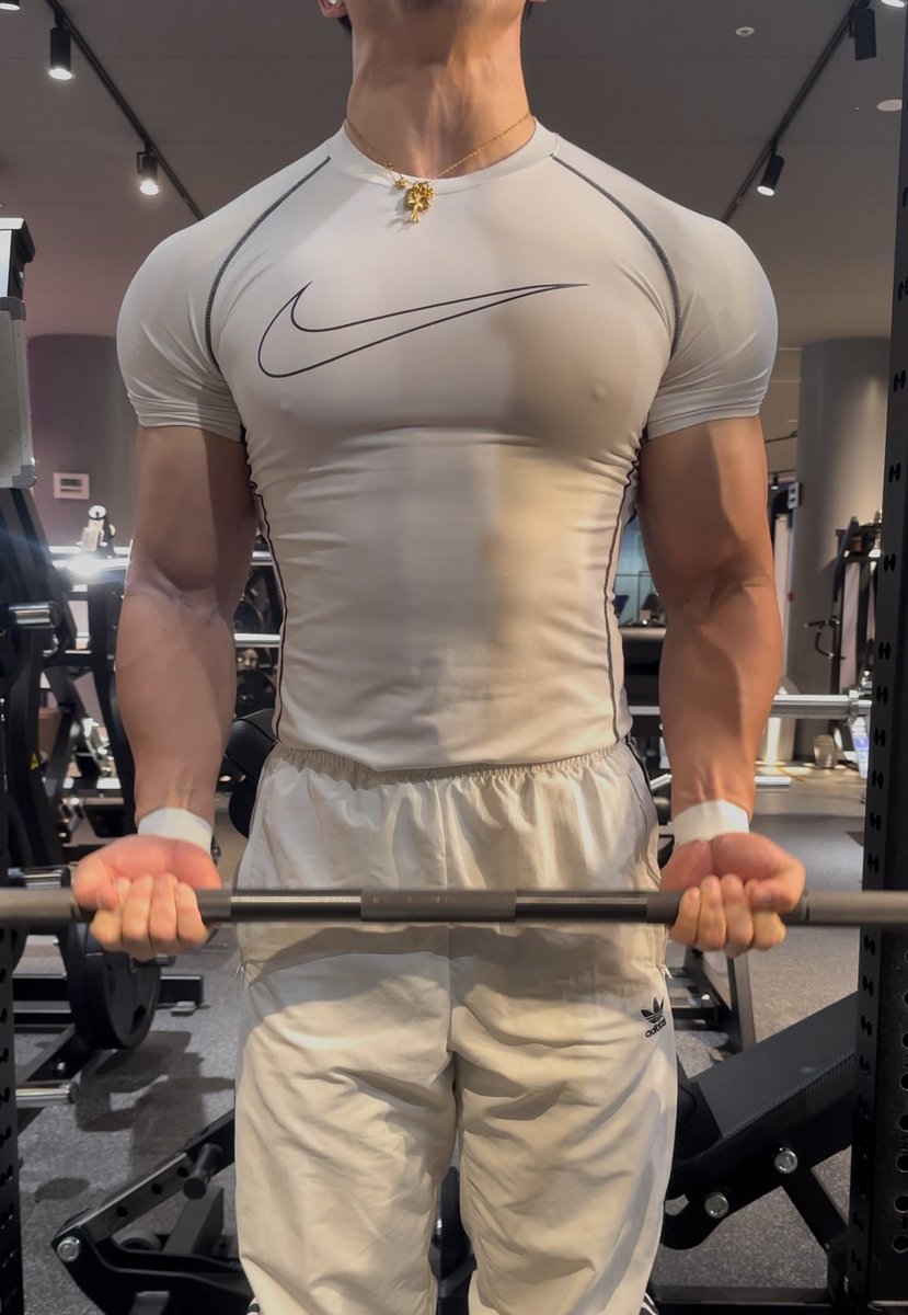 xxx_2684's tweet image. 腕細くなってるのでこの冬は太くします