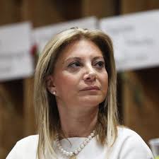 Στο εφεξής, όποιος υποστηρίζει αυτή τη ναρκισσίστρια θα είναι για γιαούρτι. Και άλλοι έχασαν τα παιδιά τους αλλά αυτή το βρήκε πάτημα για καριέρα. Να τελειώνει το αστείο με την #Καρυστιανού