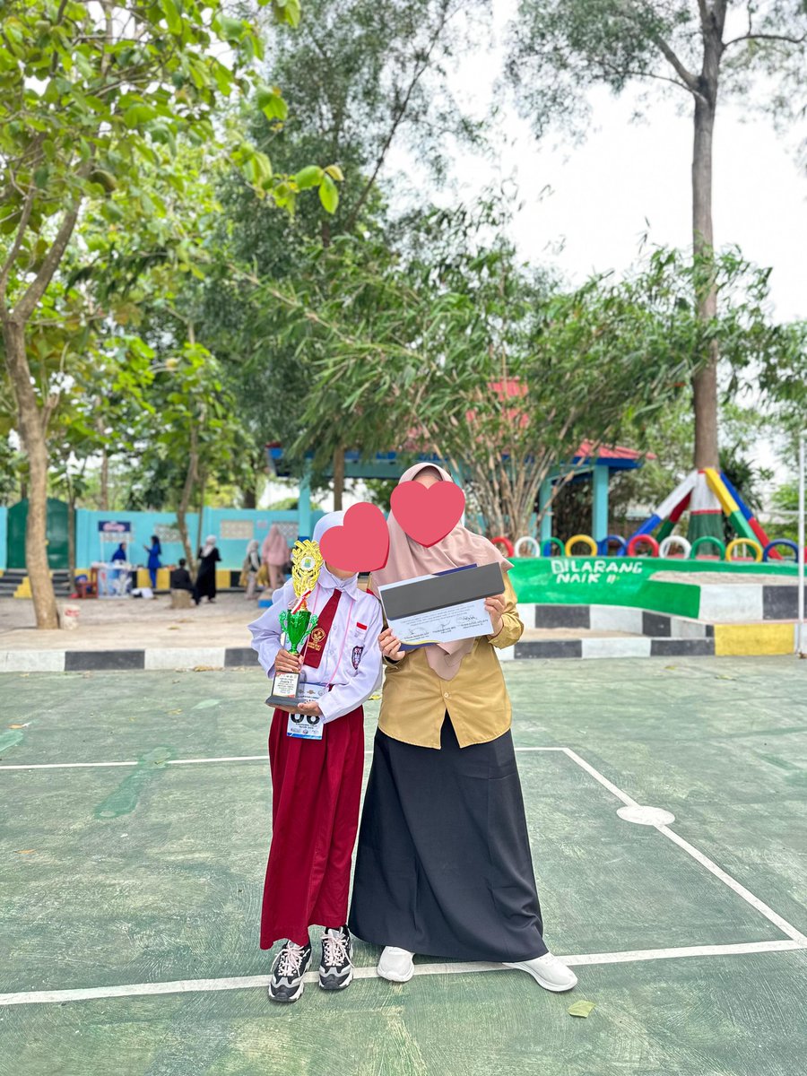lunaerice's tweet photo. MY STUDENT WON 1ST PLACE IN WRITING CONTEST. ANAK DI BAWAH BIMBINGANKU JUARA 1 MENULIS CERITA😭😭😭😭😭 https://t.co/yydoQSwnSS