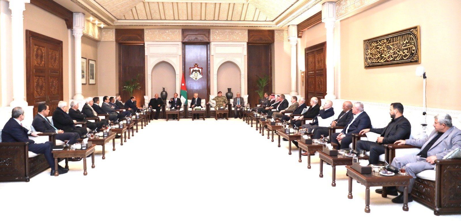 متابعة للقائهم مع الملك ... العيسوي يلتقي متقاعدين خدموا بمعية جلالته #بترا 