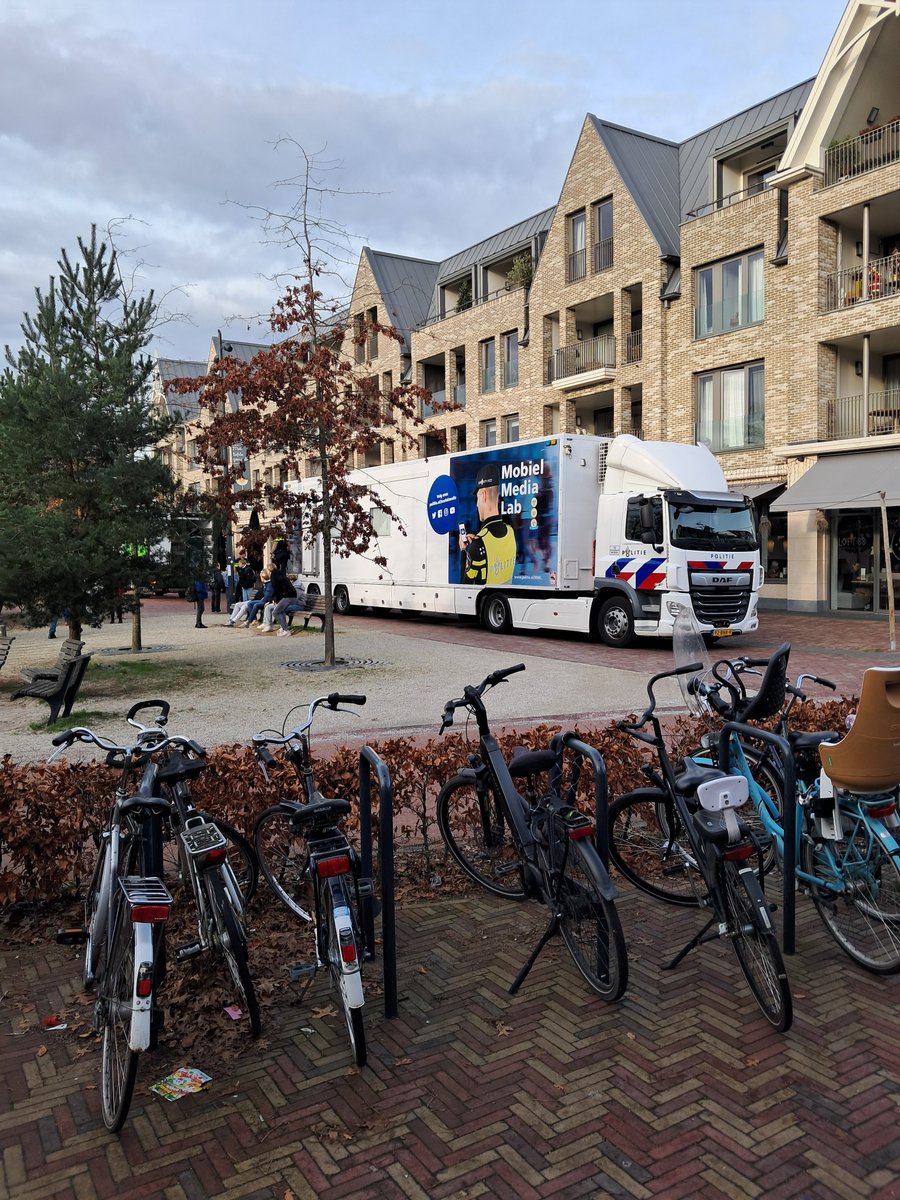 TonEngels's tweet photo. Vandaag stond de hele dag het #MobielMediaLab van de Politie op het #Vinkenplein in #Bilthoven. Er was behoorlijk wat animo!๐ @POL_De_Bilt @GemDeBilt https://t.co/549w6Oy2uj