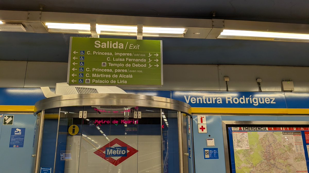 Hola, <a href="/metro_madrid/">Metro de Madrid</a>. Según esta señal, ¿hacia dónde debería tirar para ir a Princesa números impares? Ayer unos viajeros intentaban descifrarlo y se fueron para el lado que no era. 😓 Quizás habría que corregirla.