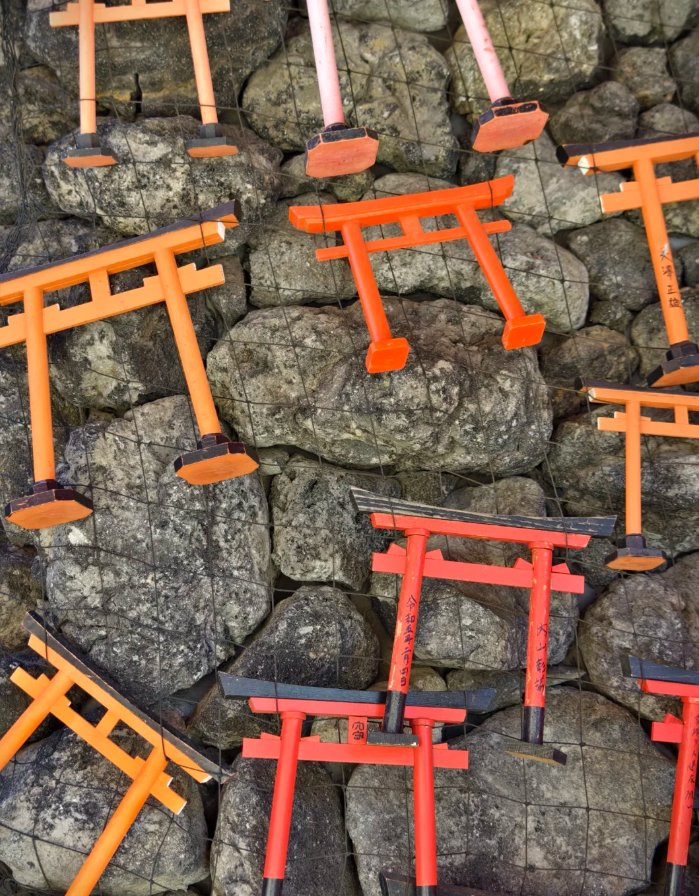 xiajibacha's tweet photo. 羽田空港近くの穴守稲荷神社、旧神社は1720年の江戸時代に創建され、地元の漁民によって奉納され、海難平安を祈願していました🦊
明治時代以降、羽田地域の発展に伴い、神社は次第に商業繁栄と交通安全を祈る信仰の中心となりました🛤️
羽田空港が完成した後、旧址から現在の場所に移されました��️ https://t.co/UIqFxU77zt