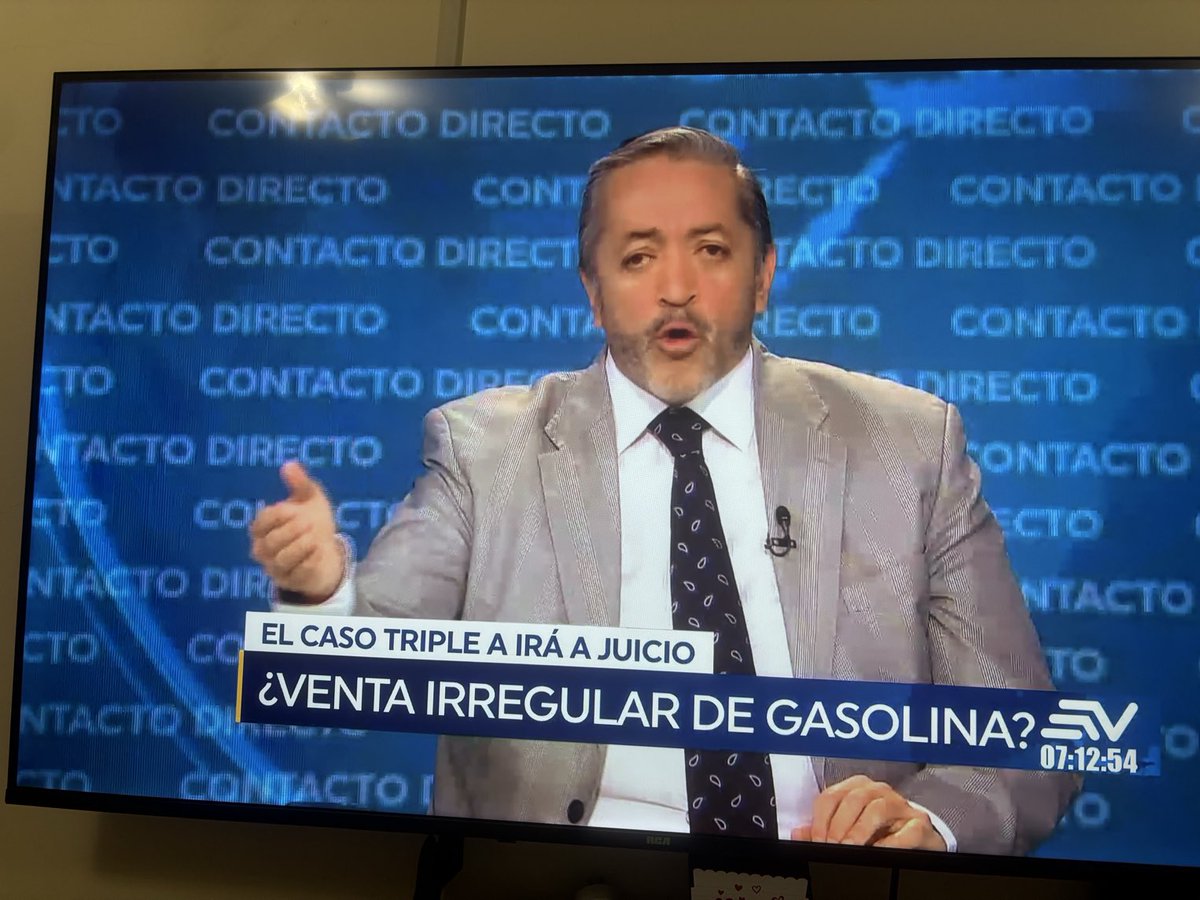 CamachoYane's tweet image. Nos cree cojudos a los ecuatorianos don ⁦@ramirogarciaf⁩ frente a don ⁦@LeninArtieda⁩ en ⁦@EcuavisaInforma⁩ chimichurri como representante legal de la comerxialiAdora NO sabía que contrabandeaban combustible “pal Perú “ 🇵🇪 vayan a la gabardina imbeciles!!