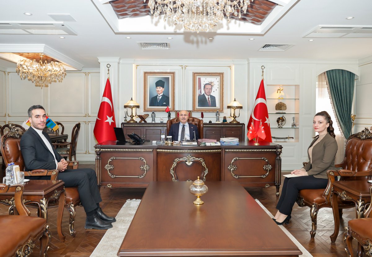 Valimiz Sayın <a href="/yskosger/">Yavuz Selim KÖŞGER</a>, Türkiye Millî Değerler ve Medeniyetler Vakfı Adana Temsilcisi Abdulhamit Erdinç ile Avukat Kübranur Eroğlu'nu
kabul etti.