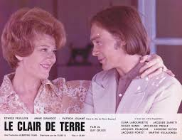 merlinpapin3's tweet photo. #AnecdoteCinéma sur le #LeClairdeTerre de Guy Gilles
extrait d'un entretien avec Guy Gilles à Roger Régent en présence de Edwige Feuillère
- Guy Gilles pourquoi avez-vous intitulé votre film Clair de terre ?
GG - Ça s’appelle maintenant Le clair de terre, parce que les éditions Gallimard ont écrit à la production de mon film, Clair de terre est un recueil de poèmes de Breton, j’aime beaucoup Breton mais je ne m’en souvenais pas. Nous avons tourné place des Vosges le matin où les cosmonautes sont montés sur la lune. Tout le monde lisait ça sur les bancs. Et Patrick Jouané, mon acteur principal, m’a dit : je vais te lire quelque chose qui va te plaire : « avant on voyait le clair de lune, et maintenant les cosmonautes ont vu le clair de terre ». Je lui ai dit ce sera le titre du film !
- Votre film raconte une histoire intelligible à tout le monde, ce qui n’est pas le cas de tout le jeune cinéma…
GG - Ça ne me gêne pas du tout parce que j’introduis dans cette ligne générale qu’est mon histoire tous les thèmes, tout ce que je veux montrer par l’image et par les sons. Elle porte tous ces thèmes, le plus intelligiblement possible sinon ça n’a aucun intérêt. J’essaie d’être le plus clair possible au montage.
@FredOL69007
un ❤️si vous aimez