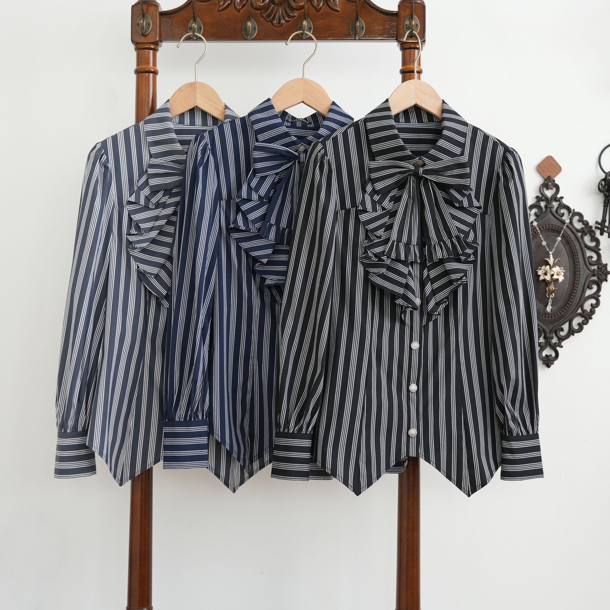 星箱Works　トレインマーチブラウス 🌟商品紹介🌟 トレインマーチ ブラウス シンプルなシルエットのジャボ