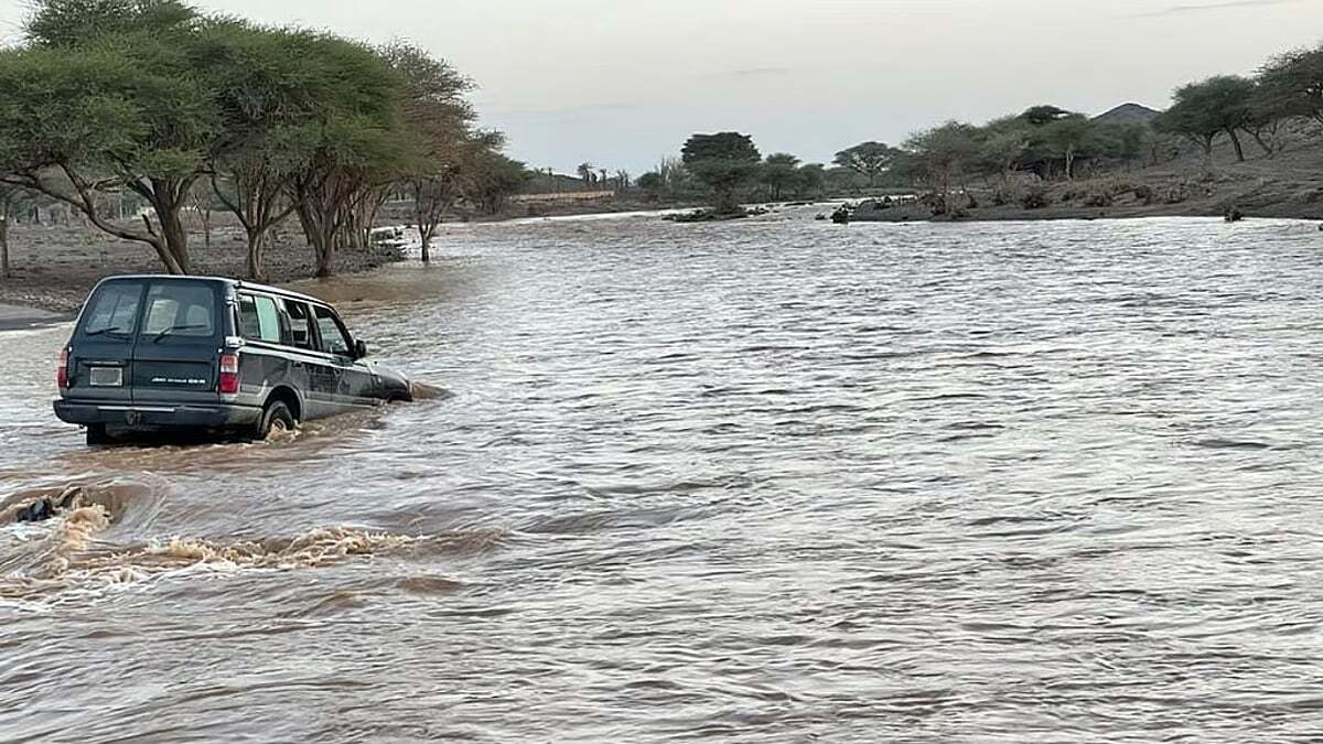 المرور يوضح مخاطر عبور الأودية والشعاب أثناء جريانها. أوضحت الإدارة العامة للمرور مخاطر عبور الأودية والشعاب أثناء جريانها، مبيّنة إنه يسبب انزلاق المركبة وفقدان السيطرة عليها.. وقالت إدارة المرور في إنفوجراف توضيحي نشرته عبر حسابها الرسمي على منصة "إكس" إن مخاطر عبور الأودية والشعاب أثناء جريانها تتمثل في: - انزلاق المركبة وفقدان السيطرة عليها. - توقف المركبة بشكل مفاجئ نتيجة تعطل المحرك. - صعوبة عملية الإنقاذ. - تعريض سلامة الركاب للخطر 